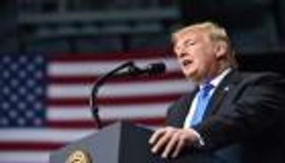 ترامب يهدد بإطلاق النار على مهاجرين يرشقون الجيش الأمريكي بالحجارة