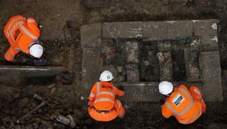 العلماء يستخرجون هياكل عظمية تعود للقرن الثامن عشر في إنجلترا