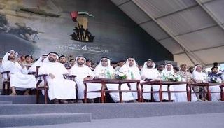 حمد بن محمد الشرقي يشهد العرض العسكري "حصن الاتحاد 4" في الفجيرة