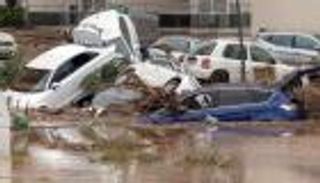 مقتل 20 شخصا في إيطاليا بسبب الرياح العنيفة والأمطار الغزيرة