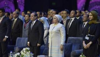 السيسي يشارك شباب العالم مشاهدة مسرحية الزائر قبيل انطلاق المنتدى