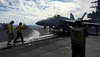 طاقم حاملة الطائرات الأمريكية رونالد ريجان خلال التدريبات العسكرية