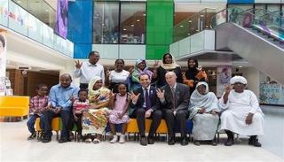 الطفلة بانه وأسرتها مع الأطباء المشرفين على حالتها