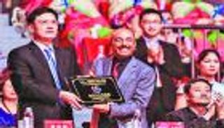 الشاعر  البحريني علي خليفة يتوج بجائزة "التواصل الثقافي" في الصين