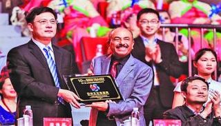 الشاعر البحريني علي خليفة أثناء تتويجه بالجائزة