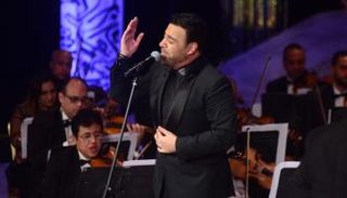 المطرب اللبناني عاصي الحلاني خلال الحفل 
