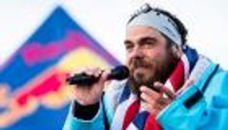 بالصور.. مغامر يسبح 73 يوما حول ساحل بريطانيا مسجلا رقما قياسيا