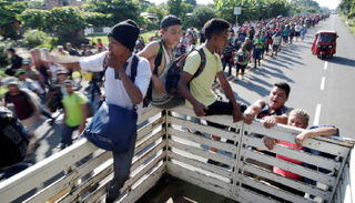 أول دفعة من قافلة مهاجرين متجهة إلى أمريكا تصل إلى عاصمة المكسيك