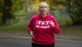 بريطانية تتحدى الأفكار النمطية بالجري