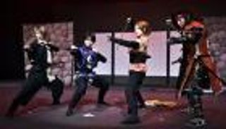 "نينجا دو" اليابانية تعرض فنون القتال في عرض مسرحي بـ"الشارقة للكتاب"