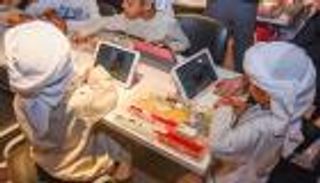 بالصور.. صغار "الشارقة للكتاب" يصنعون نماذج آلية من قطع الليجو