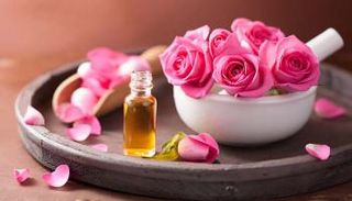 فوائد زيت الورد للوجه