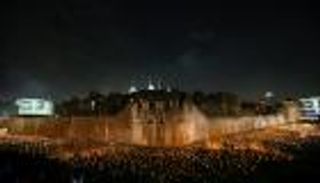 بالصور.. 10 آلاف شمعة تضيء برج لندن في مئوية الحرب العالمية الأولى