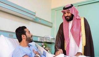 ولي العهد السعودي يطمئن على العسكريين المصابين 