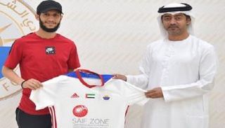 اللاعب عقب تجديد تعاقده