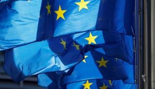   أعلام الاتحاد الأوروبي خارج مقر مفوضية الاتحاد الأوروبي في بروكسل