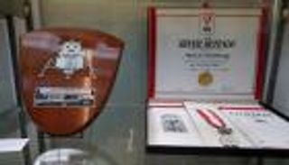 بيع لوحة تذكارية من أول رحلة للقمر بـ 460 ألف دولار