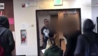 توقيف مدرس يلكم طالبا بوحشية بولاية كاليفورنيا