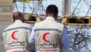الهلال الأحمر الإماراتي يساعد أصحاب الهمم في اليمن