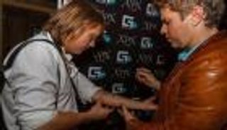 روسي يعرض جلده للبيع في مزاد