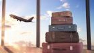 شاب يخيط أمتعته داخل معطفه للتملص من رسوم السفر