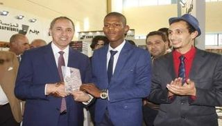 الروائي محمد حمادي مع وزير الثقافة عز الدين ميهوبي