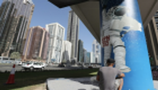 رسوم تزين أعمدة سكة قطار في دبي