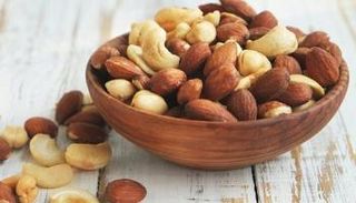 المكسرات تمنع زيادة الوزن وتحسن حالة القلب والأوعية الدموية