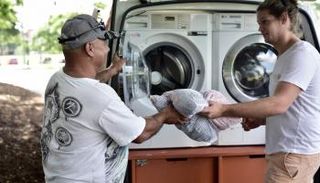 الغسالات المتنقلة تخدم المشردين