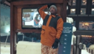 ويل سميث يتدحرج بكرة عملاقة في دبي