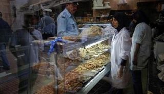 عاملات في محل لبيع الحلوى بالعاصمة الرباط - أرشيفية