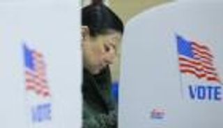 الدولار يتراجع مع سيطرة الديمقراطيين على النواب الأمريكي