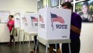 الديمقراطيون ينتزعون مجلس النواب والجمهوريون يحتفظون بالشيوخ في الكونجرس