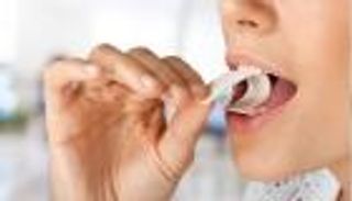 مضغ العلكة أكثر من اللازم يضر المعدة والأسنان