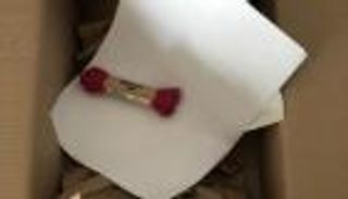 بالصور.. بريطانية تشتري حذاء من موقع إلكتروني ويصلها "الرباط" فقط