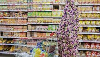 إيرانية تتسوق في سوبر ماركت بطهران - أرشيفية