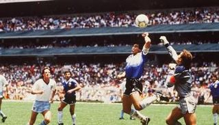 هدف مارادونا الشهير باليد في شباك إنجلترا
