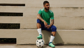 لورنزو إنسيني بقميص أديداس