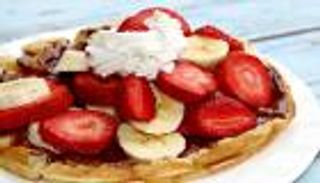 طريقة عمل الوافل الهش بالنوتيلا والفواكه.. سريع وشهي