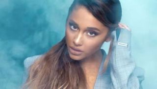 أريانا غراندي تفوز بلقب "مغنية العام"