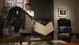 بيع أطروحة وكرسي متحرك لستيفن هوكينج في مزاد بمليون دولار