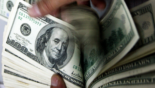الدولار يرتفع لأعلى سعر في 16 شهرا
