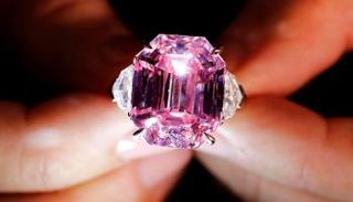 ألماسة وردية نادرة للبيع في مزاد بجنيف