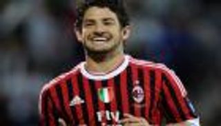 تقارير.. الشروط المالية تهدد عودة باتو إلى ميلان
