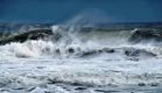 أرصاد الإمارات تحذر من اضطراب البحر وارتفاع الموج في الخليج العربي