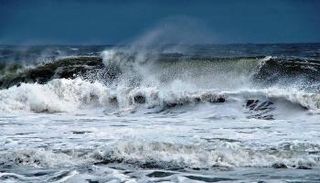 ارتفاع الموج يتراوح من 4 إلى 6 أقدام ويصل إلى 7 أقدام في العمق