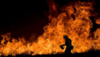 رياح عاتية تؤجج ألسنة اللهب في حرائق غابات تجتاح كاليفورنيا