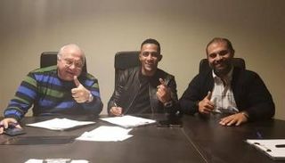 الممثل المصري محمد رمضان أثناء توقيع عقد فيلم "رجالة حمزة"