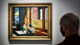 رجل يعاين لوحة "تشوب سوي" للفنان الأمريكي إدوارد هوبر - صورة أرشيفية
