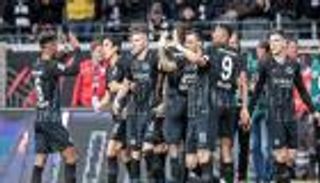 آينتراخت يباغت شالكه بثلاثية دون رد في الدوري الألماني